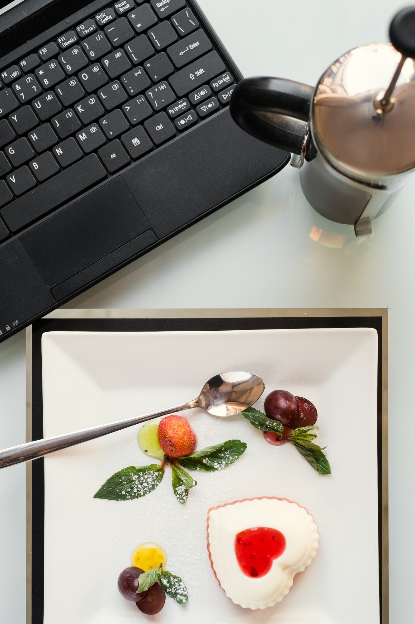 Duża fotografia talerza z kompozycją restauracyjną
